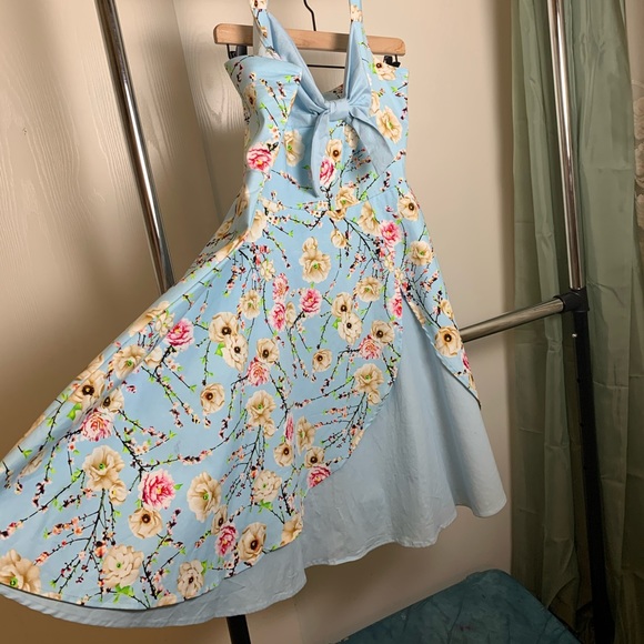 Plus size 1950 pinup style halter top dress. - Picture 4 of 4